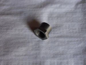 УНС Н05500 2. 4375  Кована утичница са навојним лакатним поклопцем